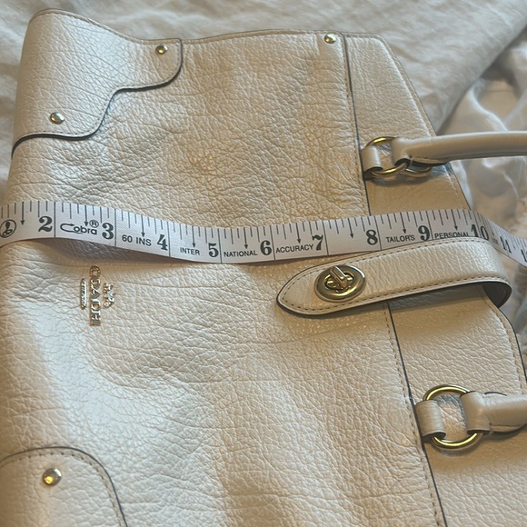 LIKE NEW! USED VERY BRIEFLY. VANILLA COLORED COACH BAG - Picture 4 of 9